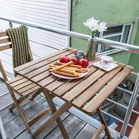 Splendid Flat With Excellent Location In Beyoglu شقة